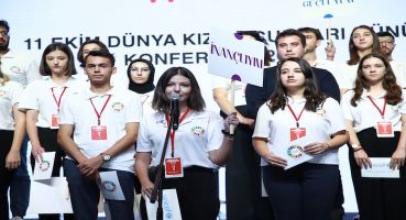 Genç kızların ve kadınların kendi geleceklerini inşa etmeleri için onlarla birlikte çalışalım