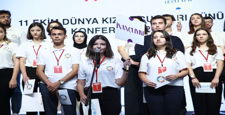 Genç kızların ve kadınların kendi geleceklerini inşa etmeleri için onlarla birlikte çalışalım