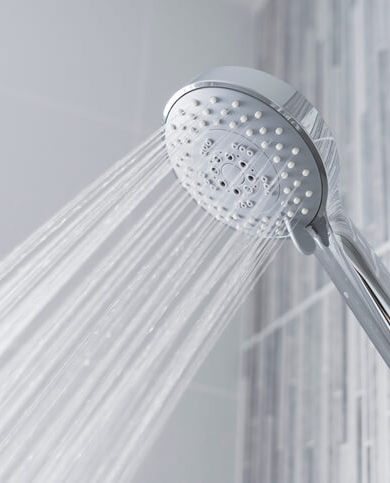 Saçlarınızın Daha Parlak Görünmesi İçin Soğuk Duş