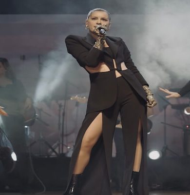 ATİYE'den konserden kadınlara çağrı 'GÜÇLÜ BİR KADINIM GÜÇLÜ OLALIM'