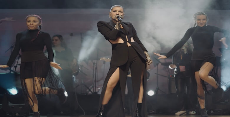 ATİYE'den konserden kadınlara çağrı 'GÜÇLÜ BİR KADINIM GÜÇLÜ OLALIM'