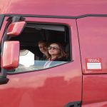 Yol açın Renault Trucks direksiyonunda kadın sürücü var