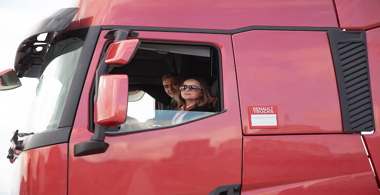 Yol açın Renault Trucks direksiyonunda kadın sürücü var