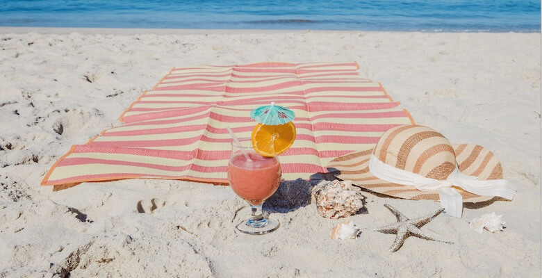 Tesettür Mayo, Plaj Havlusu ve Plaj Terliği ile Tatilinizi Renklendirin