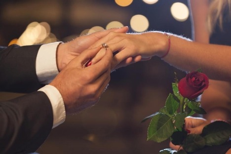 Boğaz’ın Eşsiz Manzarasında Yatta Evlilik Teklifi: “Evet” Demek İçin Büyülü Bir An!