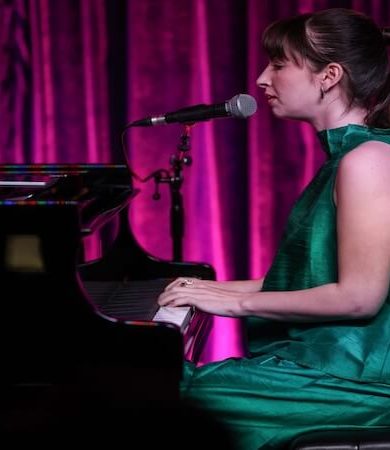 Piyano Başında Bir Şehir Ozanı