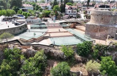 Tarihi Hıdırlık Kulesi'nde Modanın Büyülü Gecesi: Cihan Nacar Defilesi