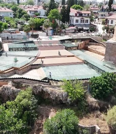Tarihi Hıdırlık Kulesi'nde Modanın Büyülü Gecesi: Cihan Nacar Defilesi
